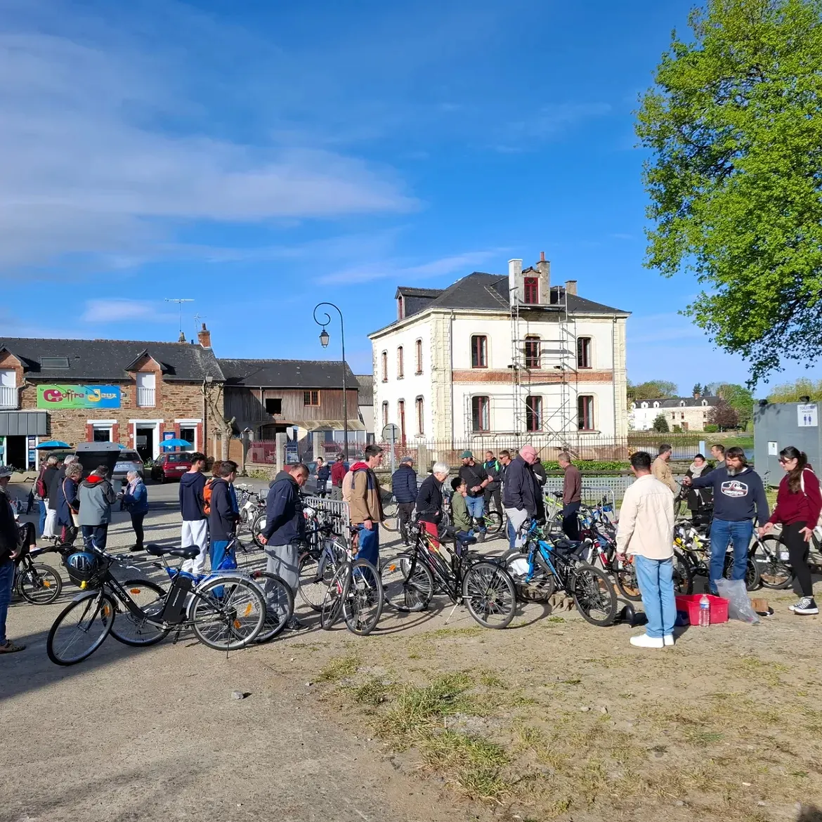 Une rangée de vélos d'occasion devant les maisons de la place