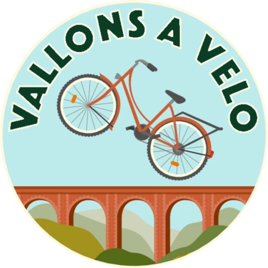 Le logo de Vallons à vélo : un vélo orange au-dessus des arches du viaduc, entre les collines, sous les mots Vallons à vélo